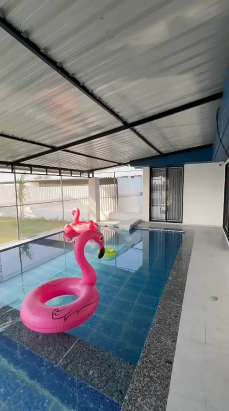 Video tour of the private swimming pool
